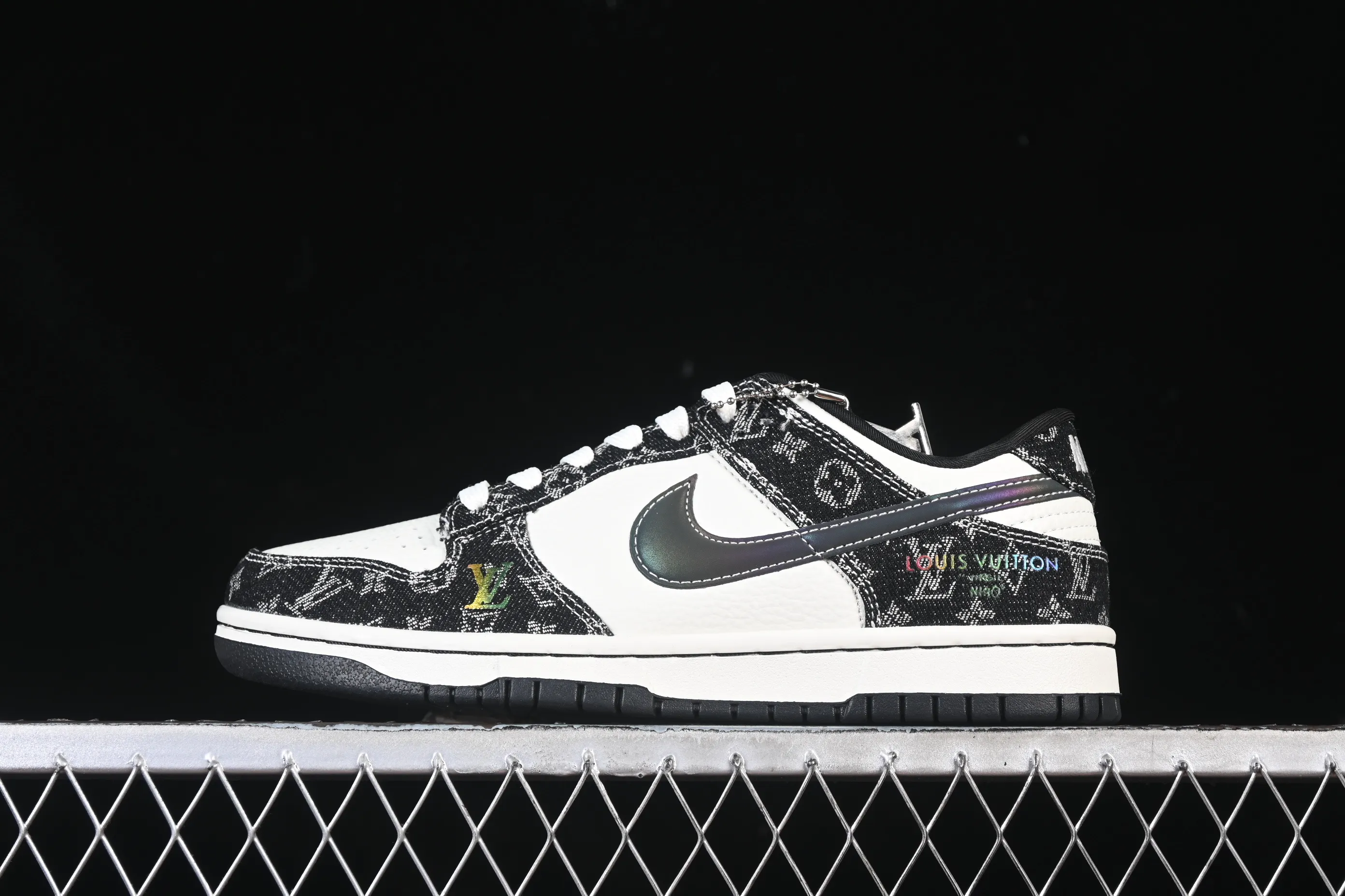 All categories Nk SB Dunk Series Nk SB Dunk Low High-end customized low-top sneakers Nike SB Dunk Low LV co-branded black laser gradient Anniversary high-end customized low-top casual sneakers SC0601-451